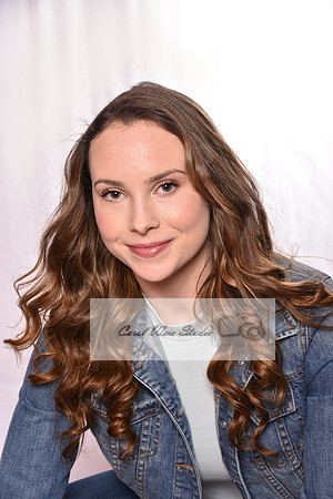 HeadshotCarolineB_3382